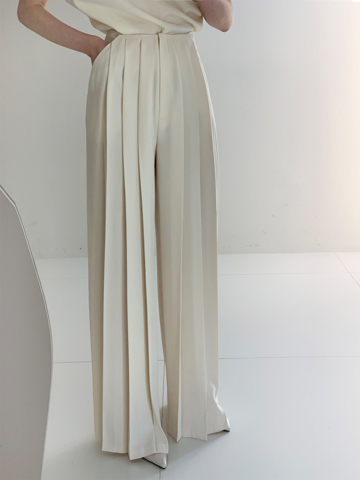 Tailored Pleated Wide-Leg Trousers